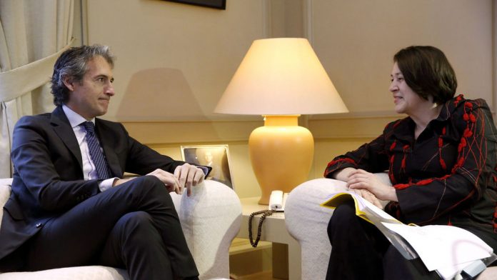 (Bruselas presiona a España) Violeta Bulc, durante su reunión con el ministro de Fomento
