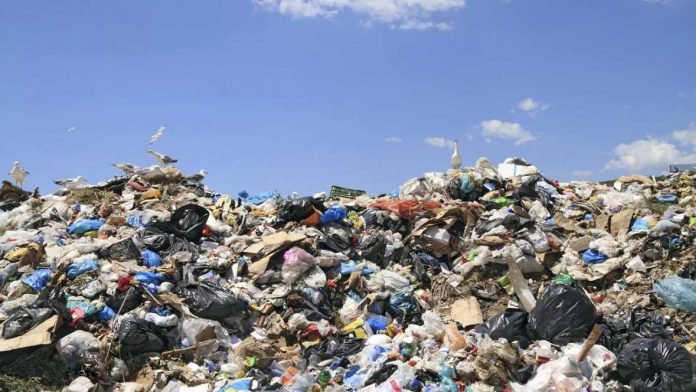 España, vertedero ilegal con exceso de basura.