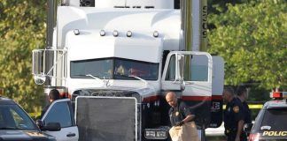 Tráiler abandonado en tienda Walmart