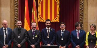 mesa del parlamento de cataluña