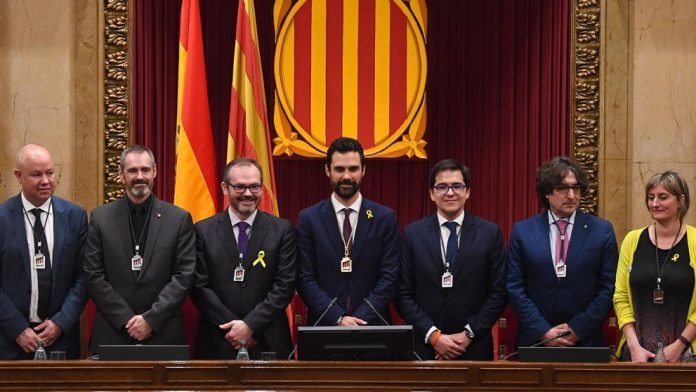 mesa del parlamento de cataluña