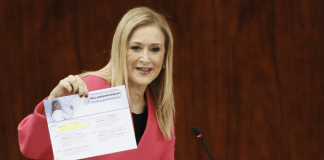 Cifuentes devuelve un controvertido máster, pero culpa a la universidad