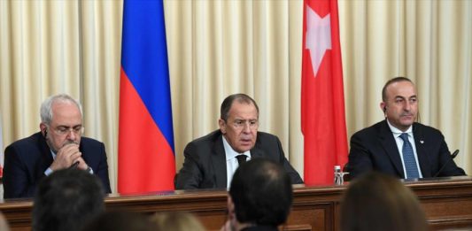 El ministro de Asuntos Exteriores de Rusia, Sergey Lavrov. Dijo el sábado que los ataques aéreos contra Siria, dirigidos por Estados Unidos, Gran Bretaña y Francia el 14 de abril. Violaron el derecho internacional e indicaron que las potencias occidentales intentan destruir el proceso de paz.