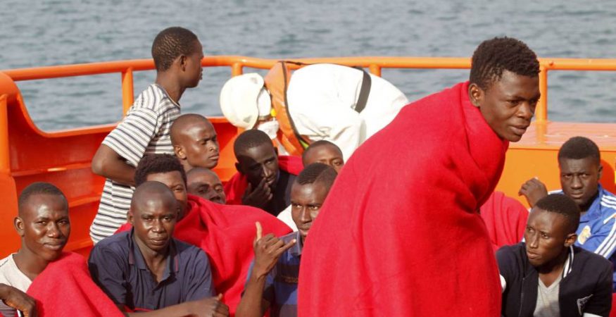 España da la bienvenida a los inmigrantes del barco en disputa