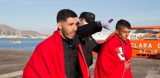 España da la bienvenida a los inmigrantes del barco en disputa