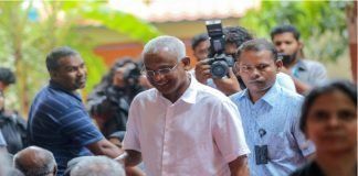 El candidato opositor Ibrahim Mohamed llega a su colegio electoral para votar