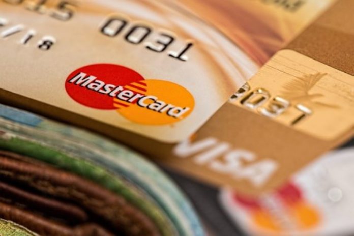 Tarjetas Visa y Mastercard pagan 5.350 millones de euros por pactar comisiones