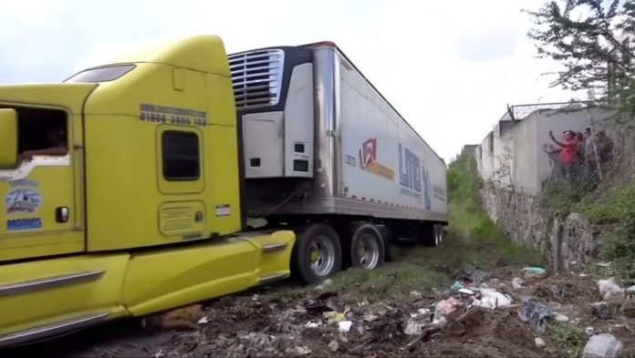 Aterrador: al menos 300 cadáveres abandonados en 2 camiones por autoridades Mexicanas