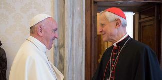 El Papa Francisco saludando al Cardenal Donald Wuerl en el 2017
