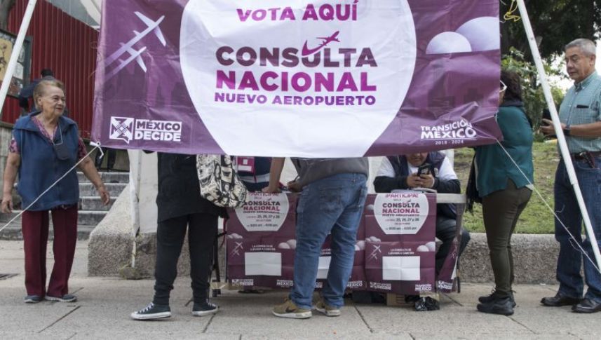 Mexicanos votando durante un referendo sobre el nuevo aeropuerto