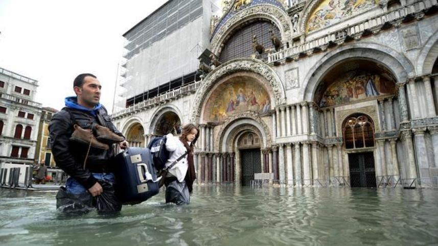 Venecia quedo bajo el agua tras fuerte temporal
