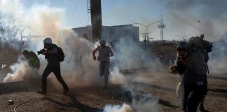 Migrantes de la caravana centroamericana fueron recibidos con gases lacrimogenos