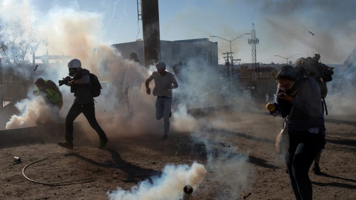 Migrantes de la caravana centroamericana fueron recibidos con gases lacrimogenos