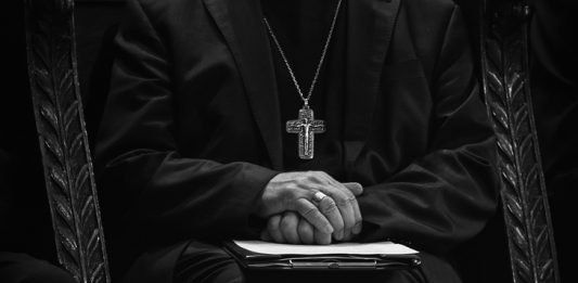 Cura Español es detenido en Venezuela por abuso sexual