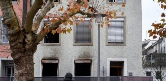 Incendio en edificio deja seis muertos