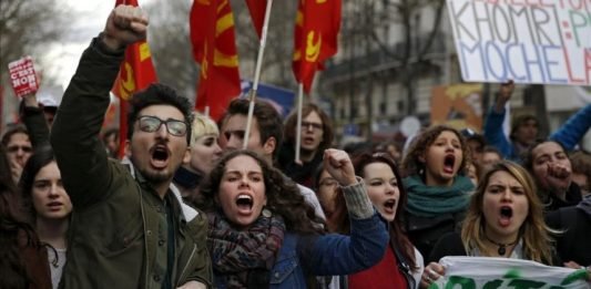Francia vive paros en el transporte y huelgas contra la reforma laboral
