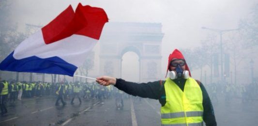 Macron llama a la calma