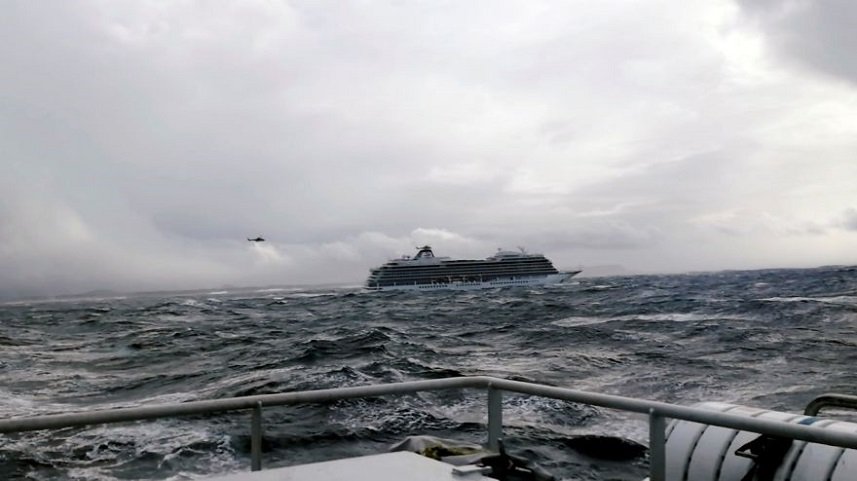 El crucero Viking Sky alcanza puerto tras dramática evacuación en Noruega
