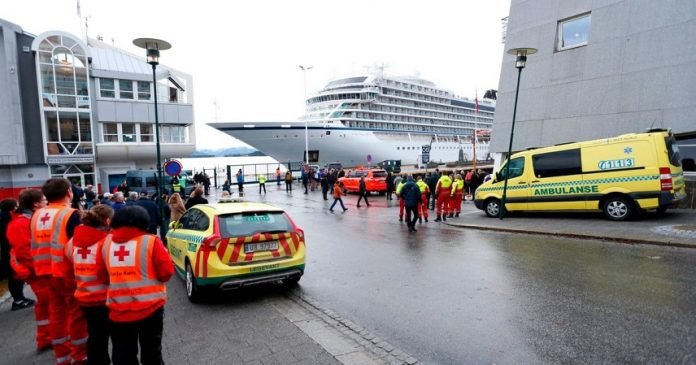 El crucero Viking Sky alcanza puerto tras evacuación en Noruega