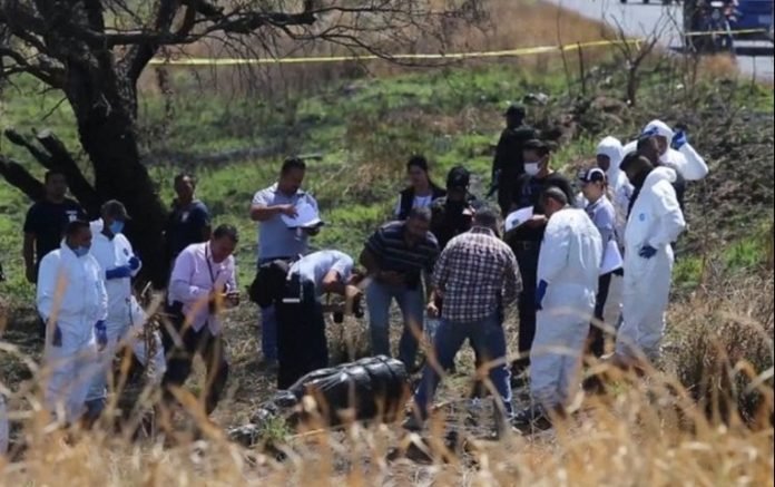 Hallan bolsas con 19 cadáveres en canal de aguas residuales de Jalisco en México