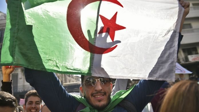 Nuevo primer ministro de Argelia asume cargo oficialmente