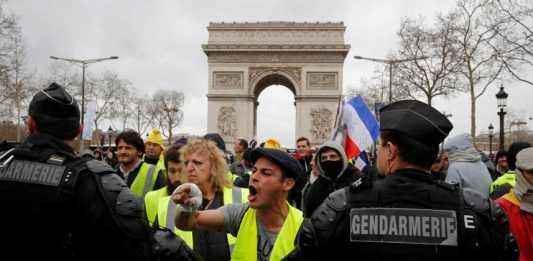 Policía de Francia prohíbe a chalecos amarillos protestar en Campos Elíseos de París