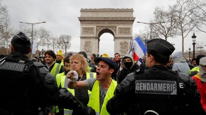Policía de Francia prohíbe a chalecos amarillos protestar en Campos Elíseos de París