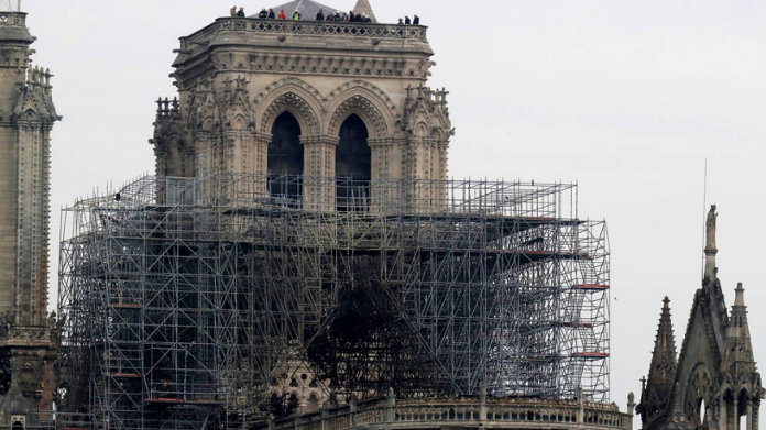 La policía encontró colillas en los andamios donde surgió el fuego de Notre Dame