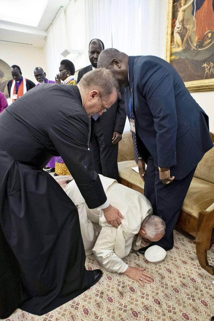 Papa Francisco se arrodilla y besa zapatos de líderes rivales de Sudán del Sur