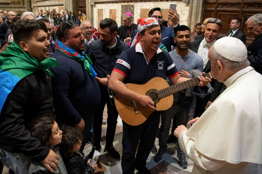 Papa Francisco brindo apoyo a una familia musulmana amenazada en Roma