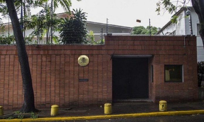 España comprará un vehículo blindado para su embajada en Caracas