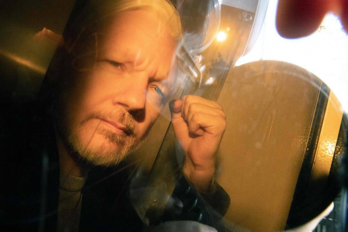 Julian Assange es sentenciado a 50 semanas de cárcel por violar libertad condicional