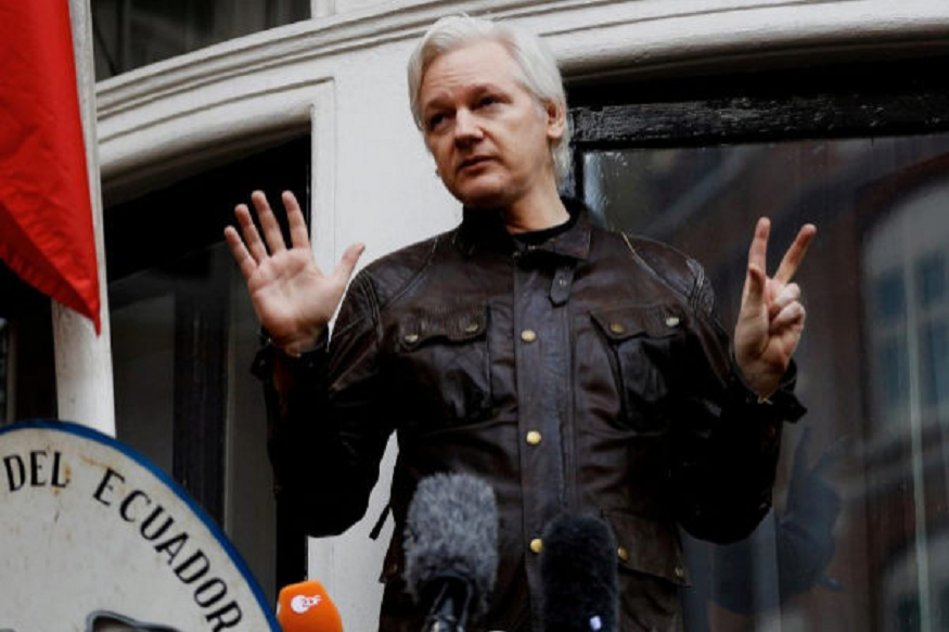 El fundador de Wikileaks, Julian Assange, en una imagen de archivo de 2017, en la embajada ecuatoriana en Londres. Peter Nicholls REUTERS