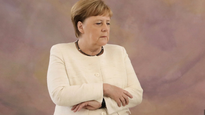 Angela Merkel vuelve a sufrir temblores en un acto en Berlín