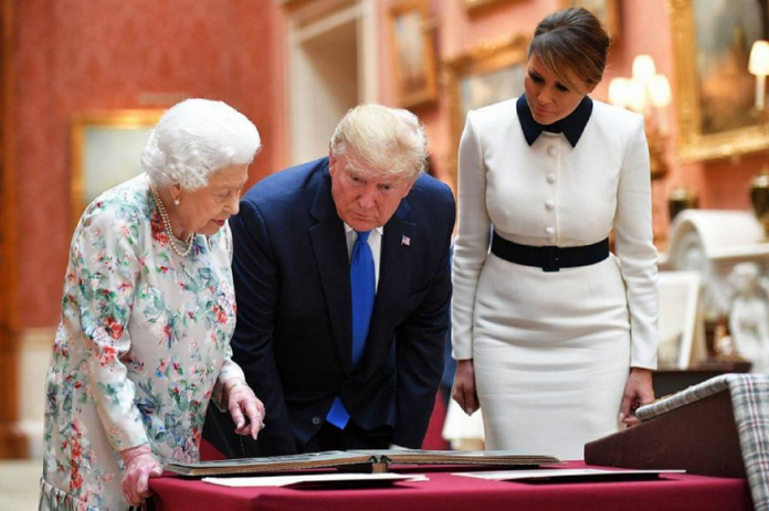 Reina Isabel II regaló a Trump libro de la Segunda Guerra Mundial