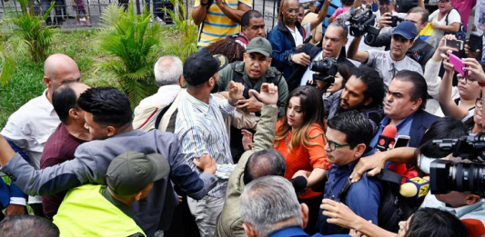 En Venezuela periodistas logran romper bloqueo para entrar a la Asamblea