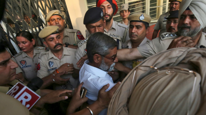 Cadena perpetua para 3 hombres por violar a una niña en India