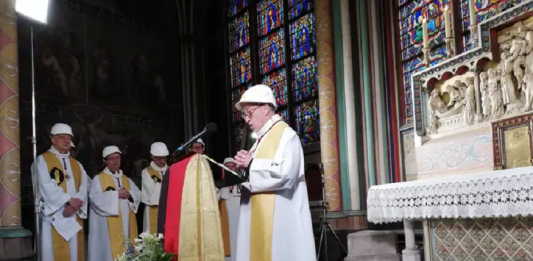 Celebraron con cascos la primera misa en Notre Dame tras del incendio