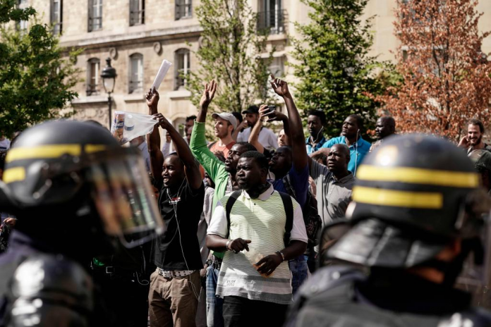 Protestas en el Panteón de París por migrantes indocumentado