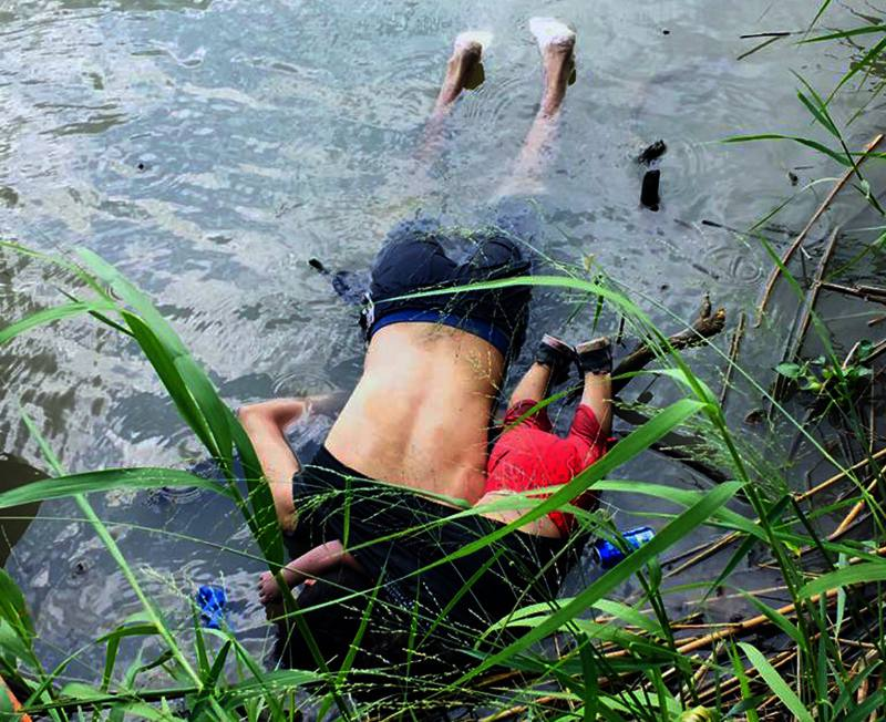 Sepultan en el Salvador los restos de padre e hija que se ahogaron al intentar cruzar el Río Bravo