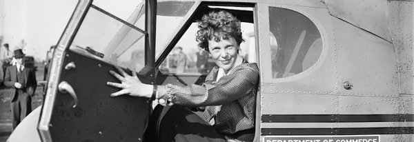Amelia Earhart, primera mujer que cruzaba el Atlántico en avión 