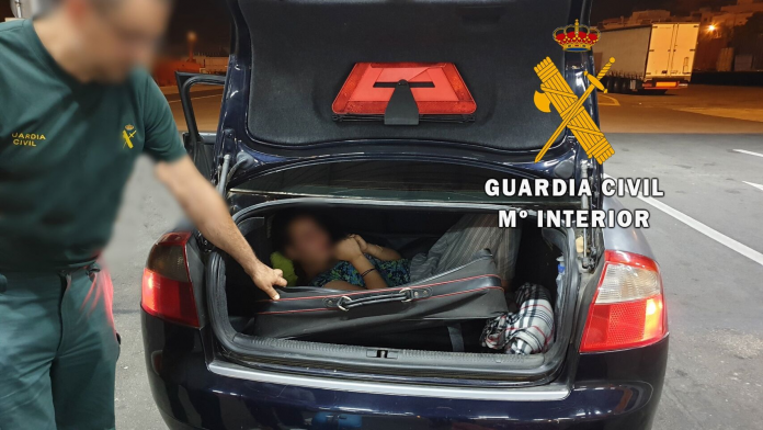 La Guardia Civil de Almería rescata a una mujer que viajaba oculta en un maleta