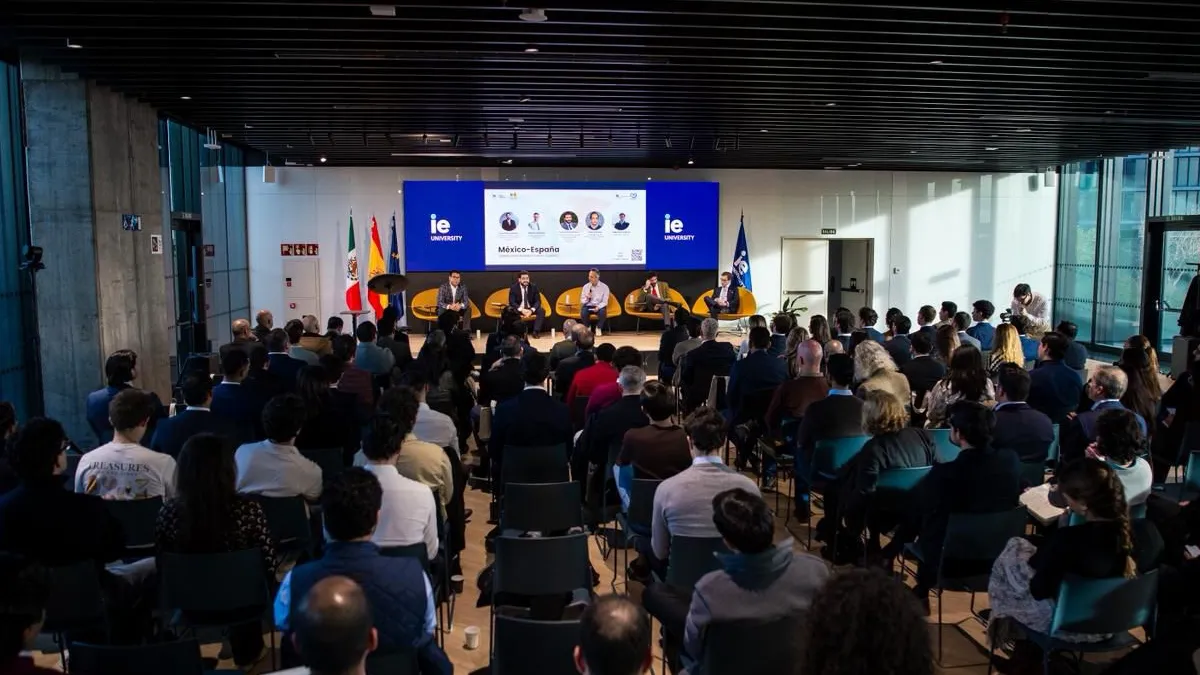 ponencia sobre inversión México España en IE University